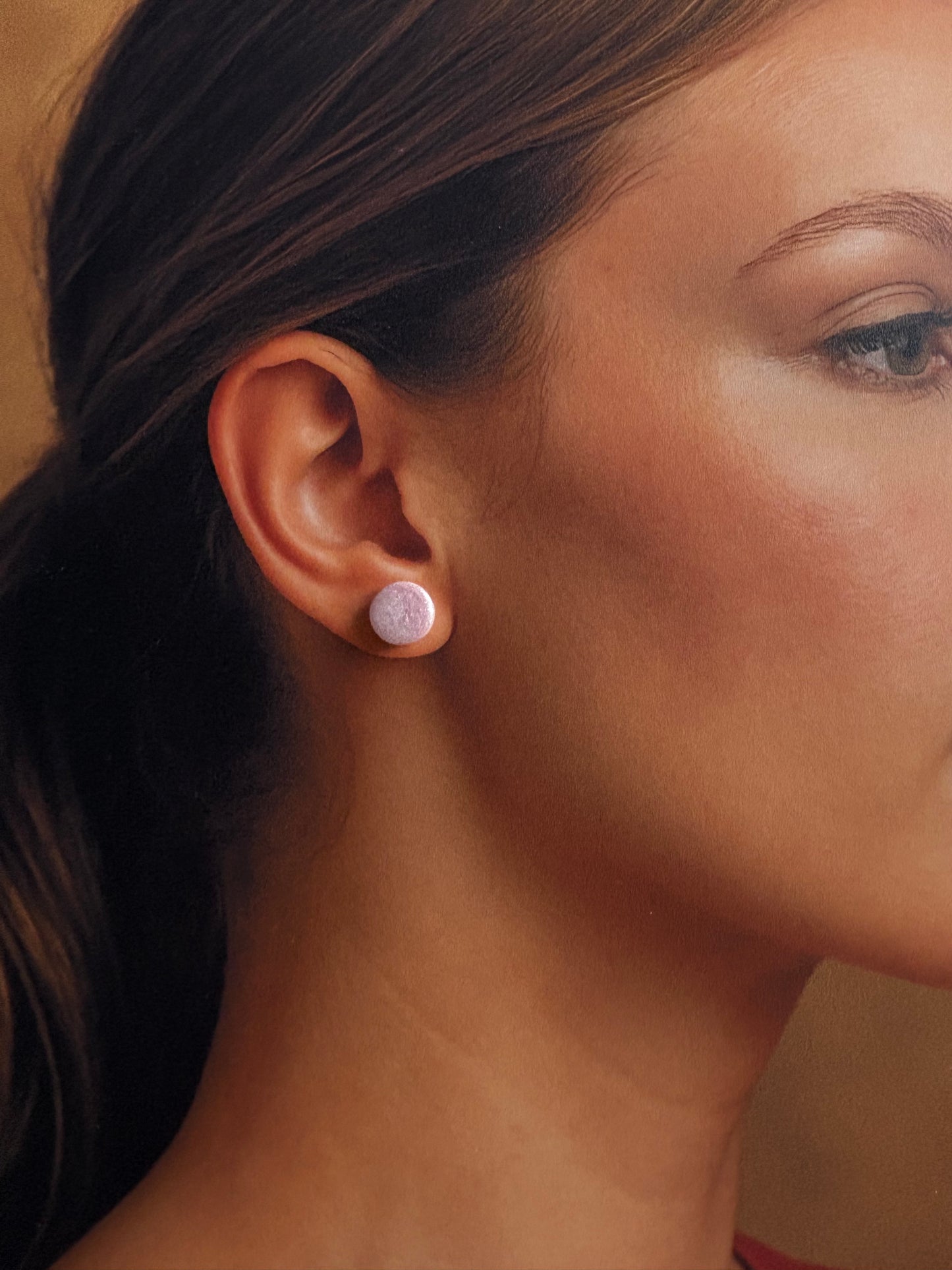 Boucles d’oreilles puces pailletées rose & argent — Fait main en France — Ultra légères