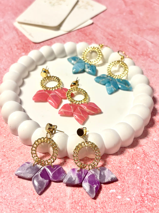 Boucles d’oreilles fleur marbrée en métal doré, design élégant et délicat, par Les Trésors de Cia, visibles en gros plan.