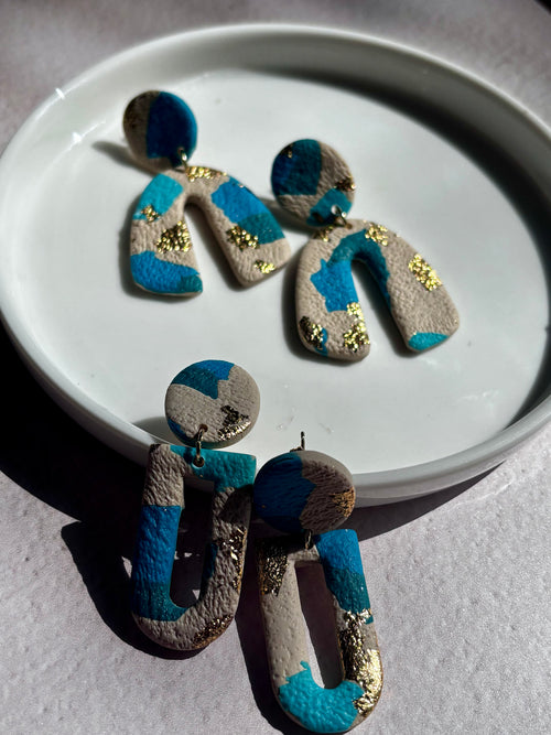 Boucles d’oreilles légères bleu et doré de la marque Les Trésors de Cia, avec design élégant et finition brillante.