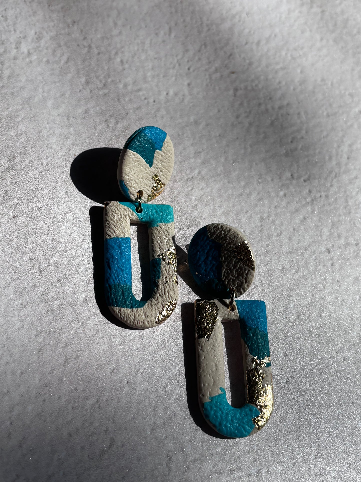 Boucles d’oreilles légères bleu et doré de la marque Les Trésors de Cia, avec finition élégante et détails raffinés.