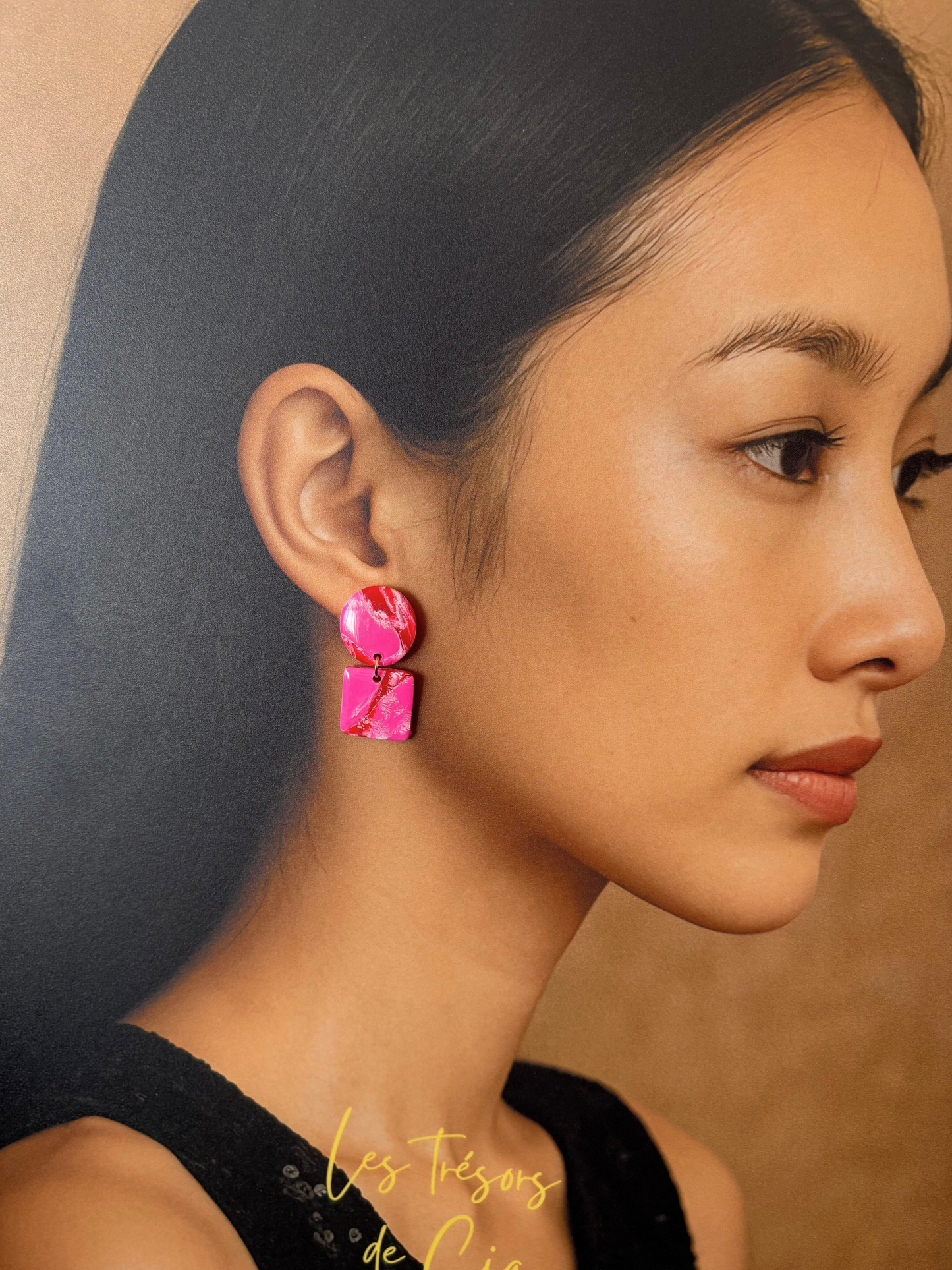 Boucles d’oreilles géométriques roses marbrées — légères & lumineuses