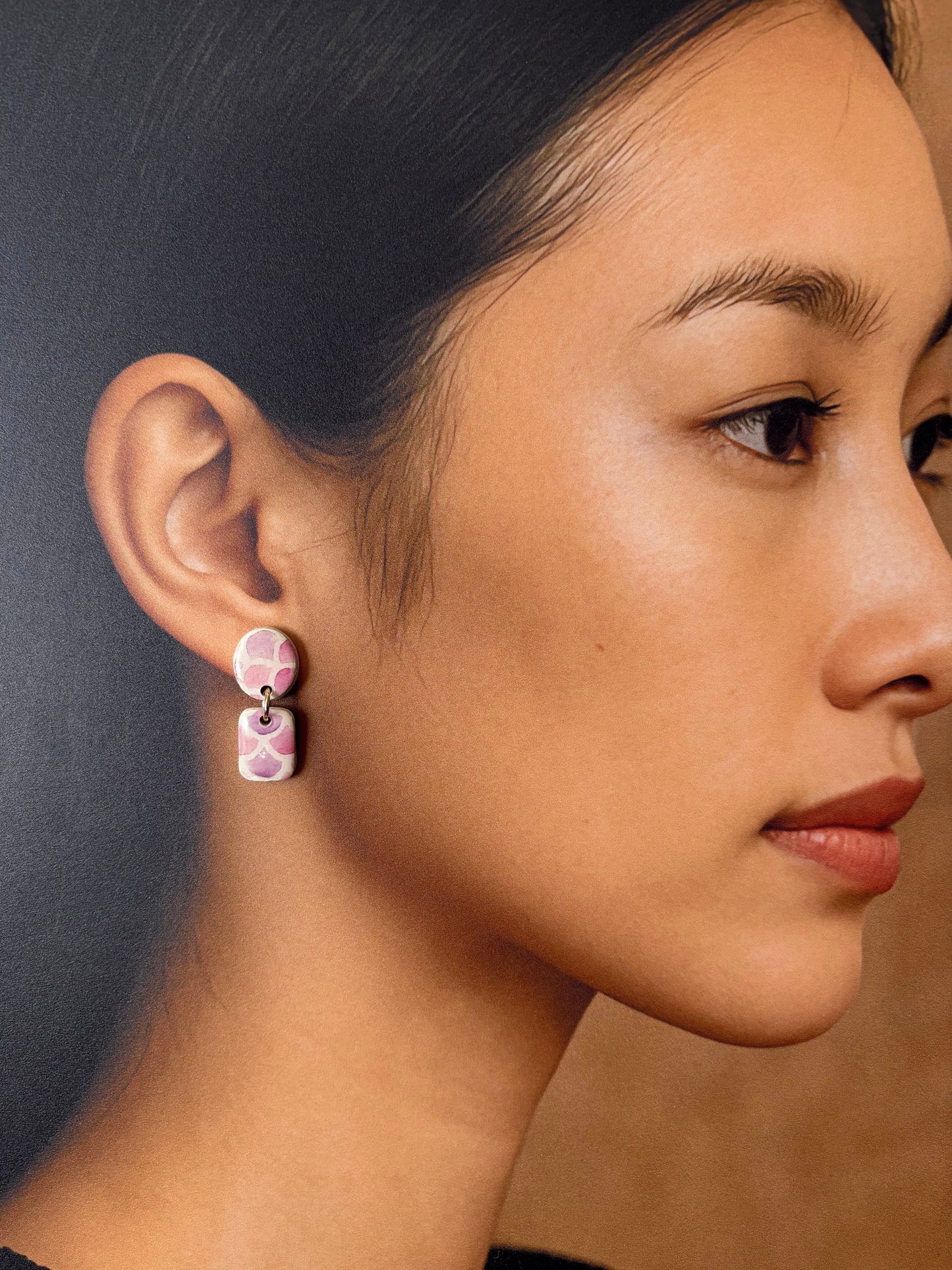 Boucles d’oreilles sirène roses — Puces pendantes légères en argile polymère | Fait main en France