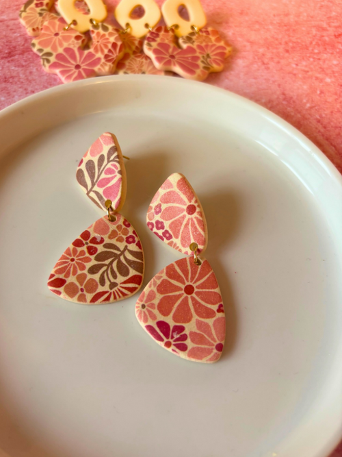 Boucles d’oreilles fleuries en argile polymère – Roses & Terracotta