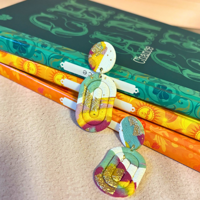 Boucles d’oreilles artisanales multicolores en argile polymère – Design graphique pastel et doré