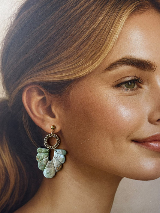 Boucle d'oreille Janet vert d'eau portée, anneau doré et éventail d'argile marbrée