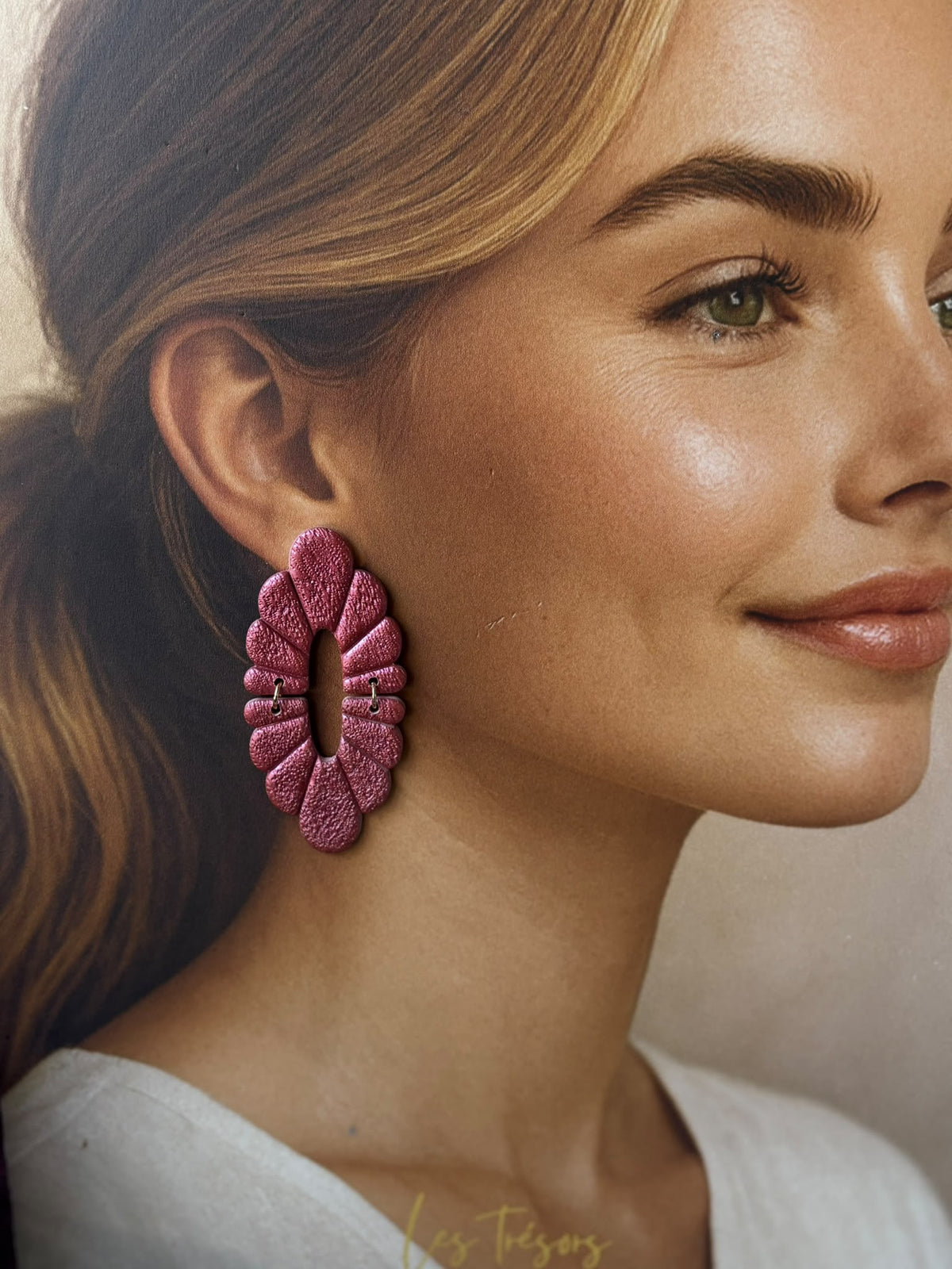 Boucle d'oreille Penelope framboise métallisé portée, grand ovale bordé de pétales