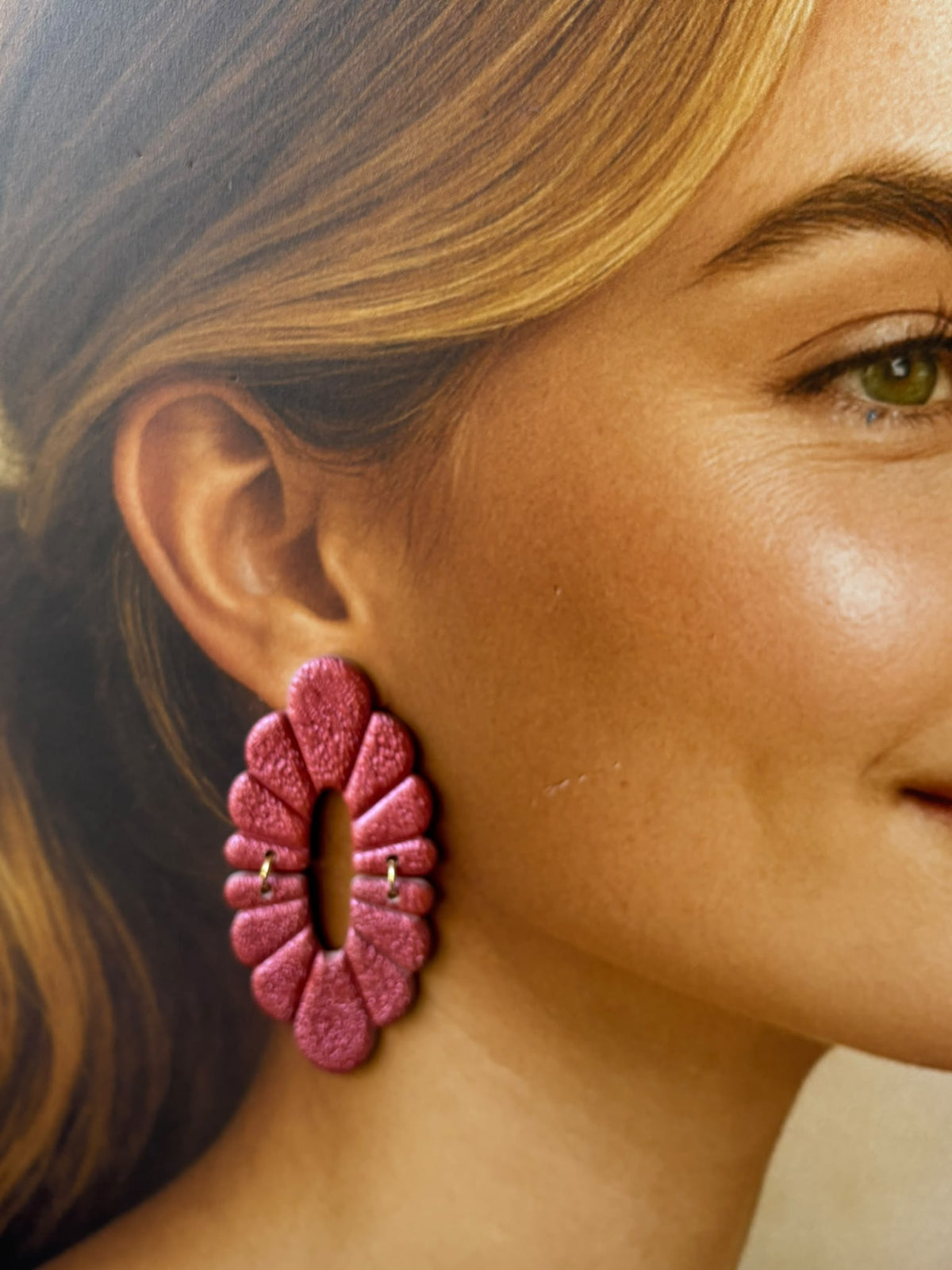 Boucles d'oreilles Penelope framboise métallisé portées, vue de profil