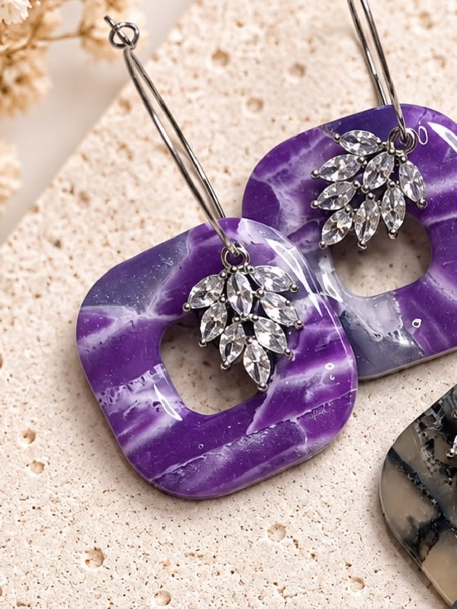 Créoles carrées évidées en argile polymère violette marbrée de blanc, bouquet de strass zirconium argenté, anneau en acier inoxydable