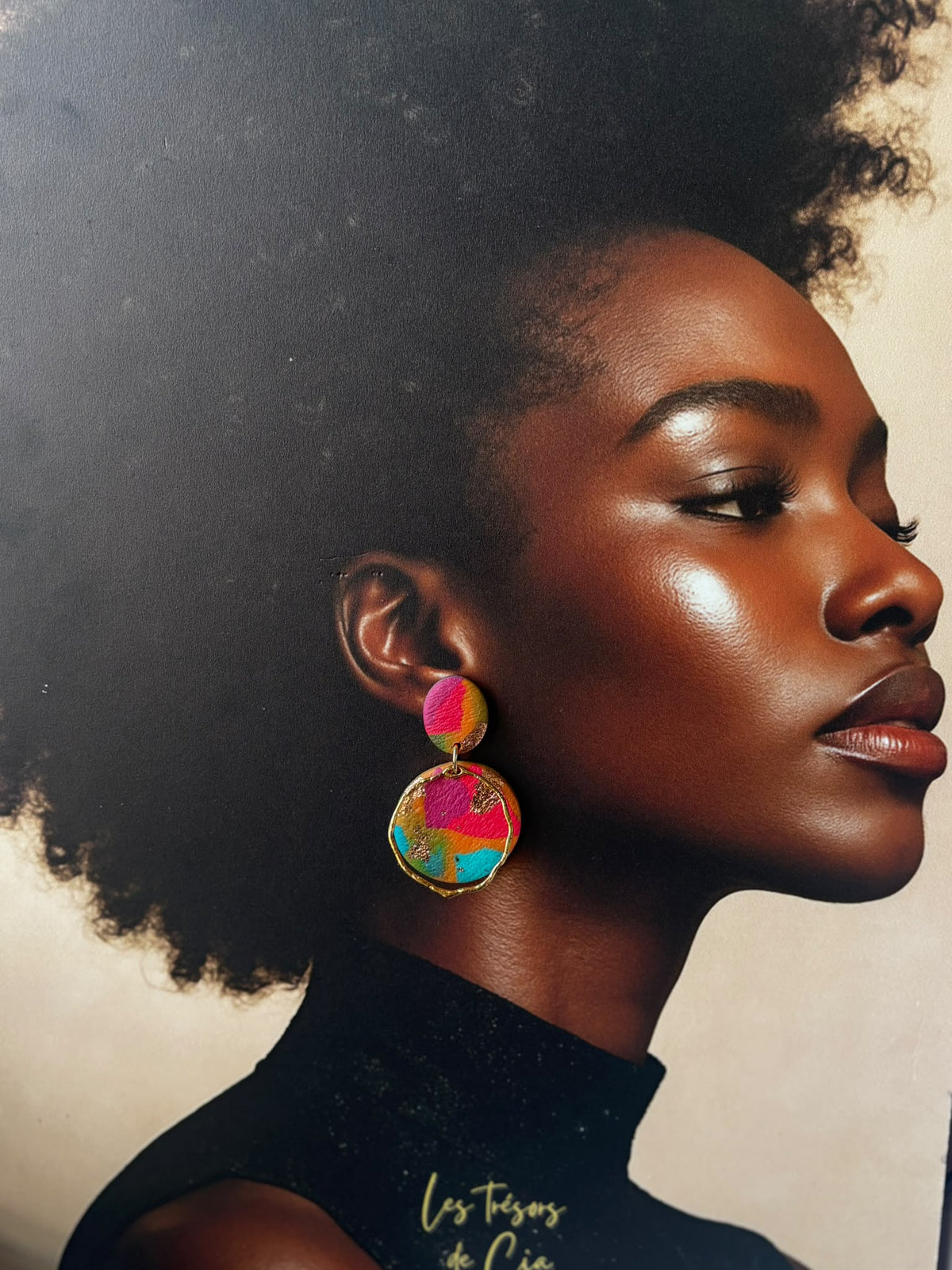 Boucle d'oreille portée : puce ronde et grand disque fuchsia et turquoise traversé d'un anneau doré martelé