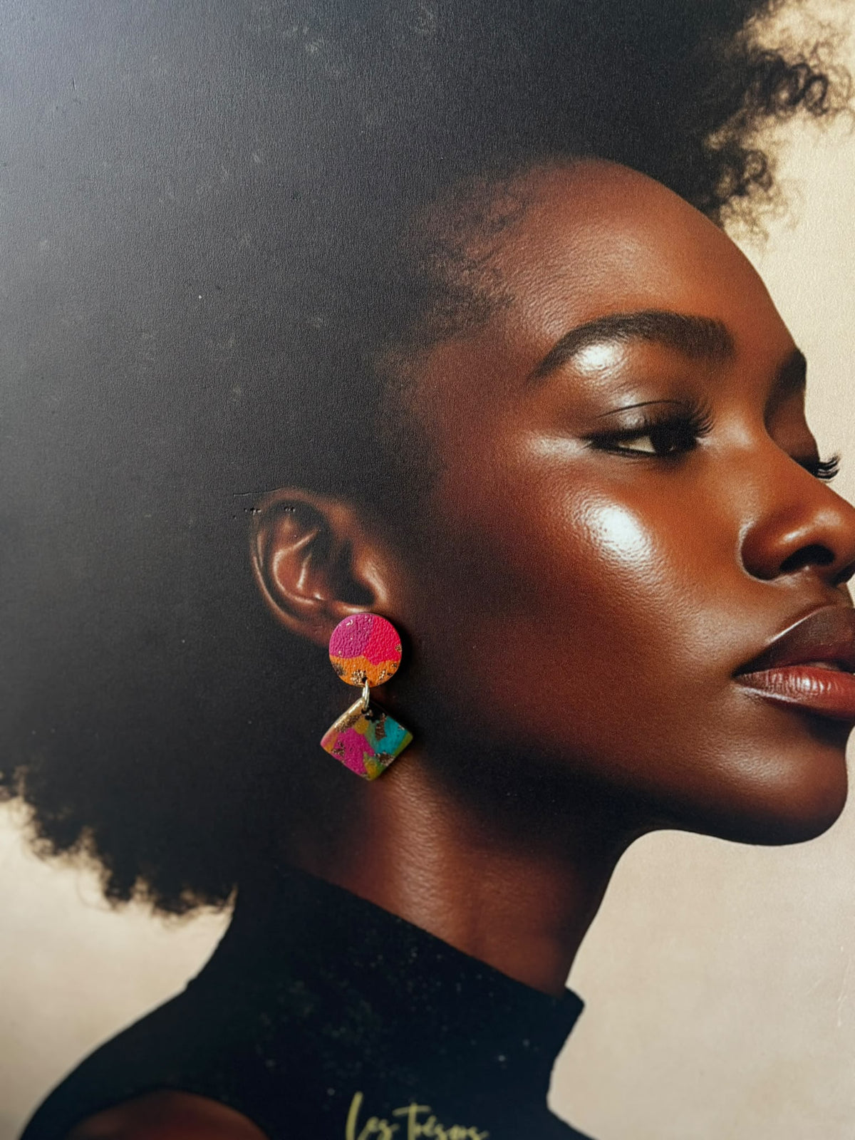 Boucle d'oreille portée : rond et carré en argile polymère fuchsia et turquoise à la feuille dorée