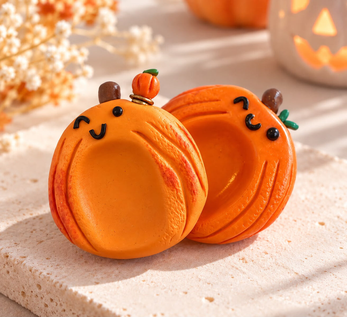 Deux pierres d'apaisement citrouille kawaii en argile polymère orange, dont une avec une mini citrouille rotative sur le dessus
