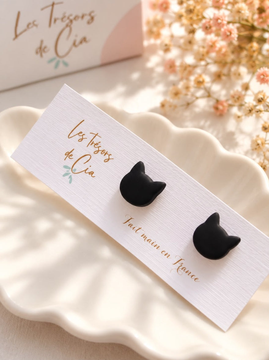 Puces d'oreilles tête de chat noir en argile polymère mate sur une carte Les Trésors de Cia