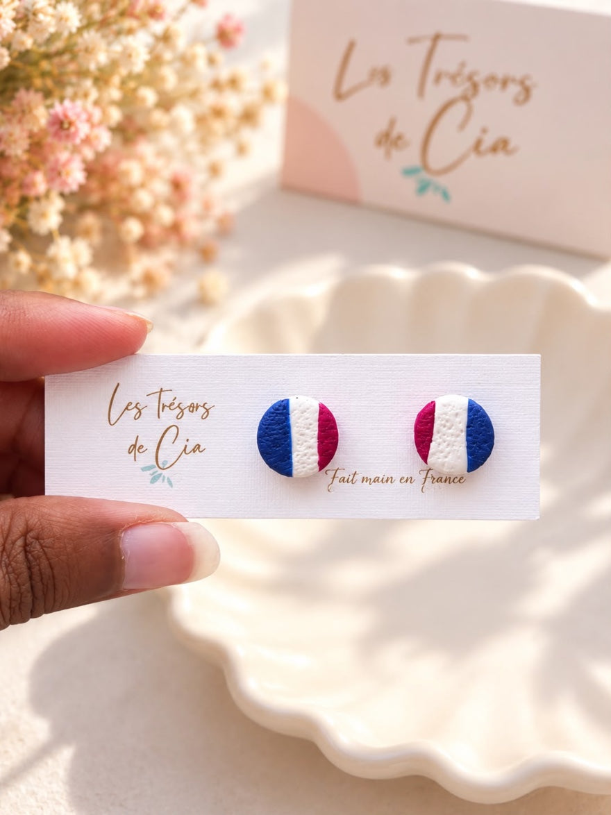 Puces d'oreilles rondes drapeau français bleu, blanc et rouge en argile polymère sur une carte Les Trésors de Cia