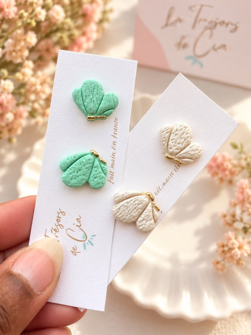 Puces d'oreilles papillon en argile polymère, une paire vert menthe et une paire ivoire, ailes texturées et corps doré