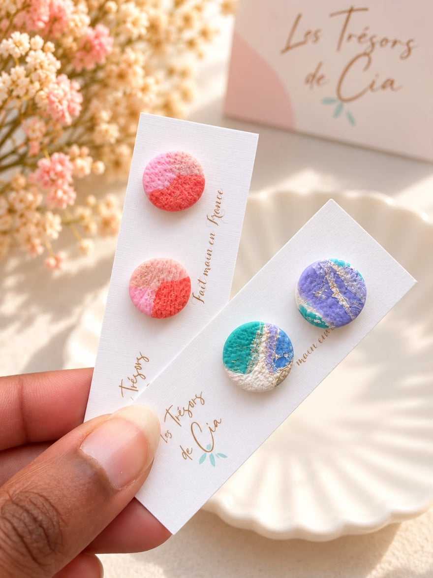 Puces d'oreilles rondes en argile polymère, rose et corail, et turquoise et lilas veinées de doré