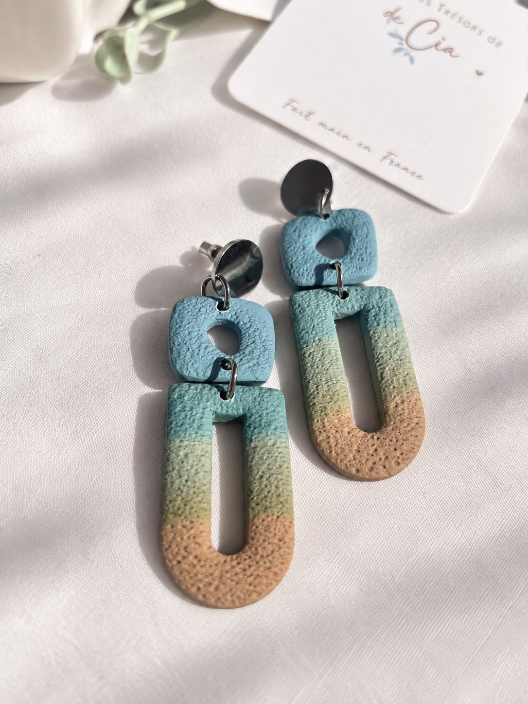 Boucles d'oreilles pendantes RAINBOW D'AUTOMNE en argile polymère, dégradé bleu ciel, vert amande et caramel sur arche évidée, puce argentée