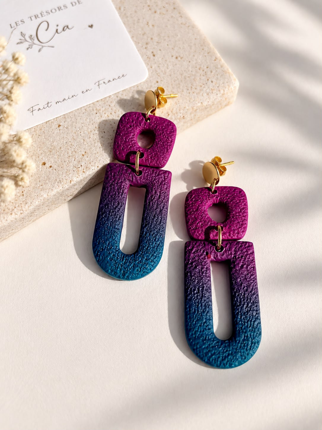 Boucles d'oreilles pendantes RAINBOW D'AUTOMNE en argile polymère, dégradé fuchsia, violet et bleu canard sur arche évidée, puce dorée