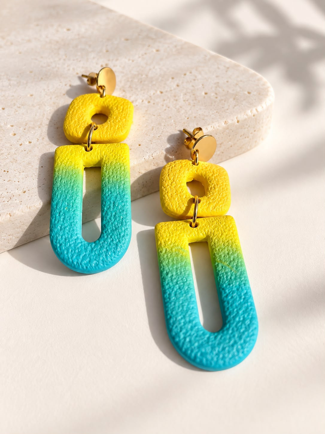 Boucles d'oreilles pendantes RAINBOW D'AUTOMNE en argile polymère, dégradé jaune vif et turquoise sur arche évidée, puce dorée