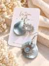 Boucles d'oreilles à crochet, soleil argenté et argile bleu nacré