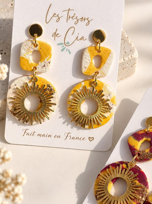 Boucles d'oreilles pendantes en argile polymère marbrée blanc et jaune avec éclats de feuille dorée, anneau soleil rayonnant doré