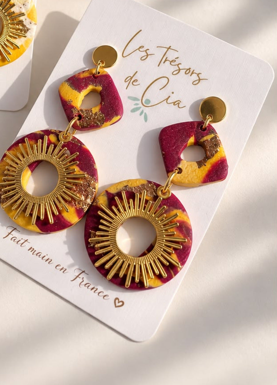 Boucles d'oreilles pendantes en argile polymère marbrée bordeaux et jaune avec éclats de feuille dorée, anneau soleil rayonnant doré