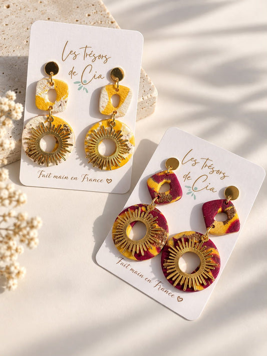 Deux paires de boucles d'oreilles pendantes avec anneau soleil doré sur argile polymère marbrée, coloris blanc et jaune, bordeaux et jaune