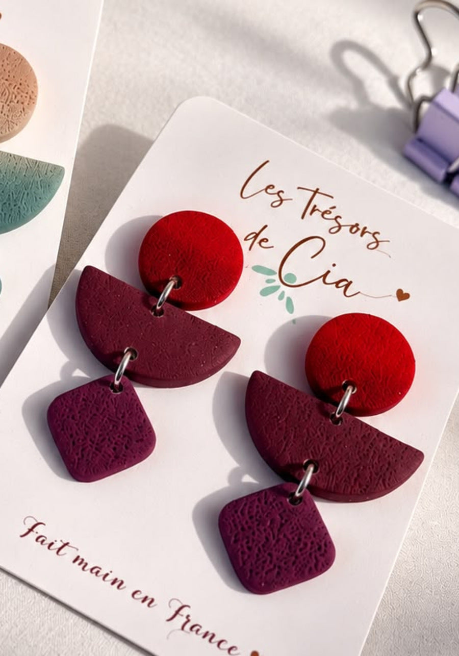 Boucles d'oreilles pendantes en argile polymère texturée, rond rouge, demi-lune et losange prune, anneaux argentés