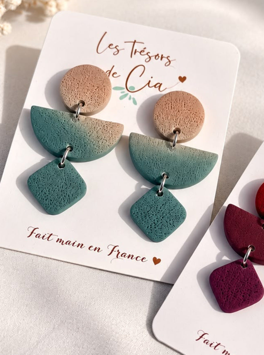 Boucles d'oreilles pendantes en argile polymère texturée, rond terracotta, demi-lune dégradée vers le vert sauge et losange vert, anneaux argentés