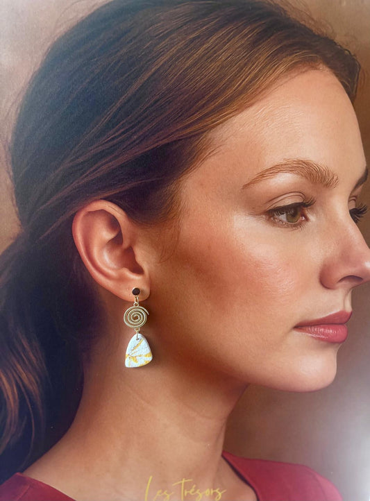 Boucles d'oreilles à spirale dorée et petit pendant triangulaire en argile polymère blanche texturée, traversée de traits jaune moutarde