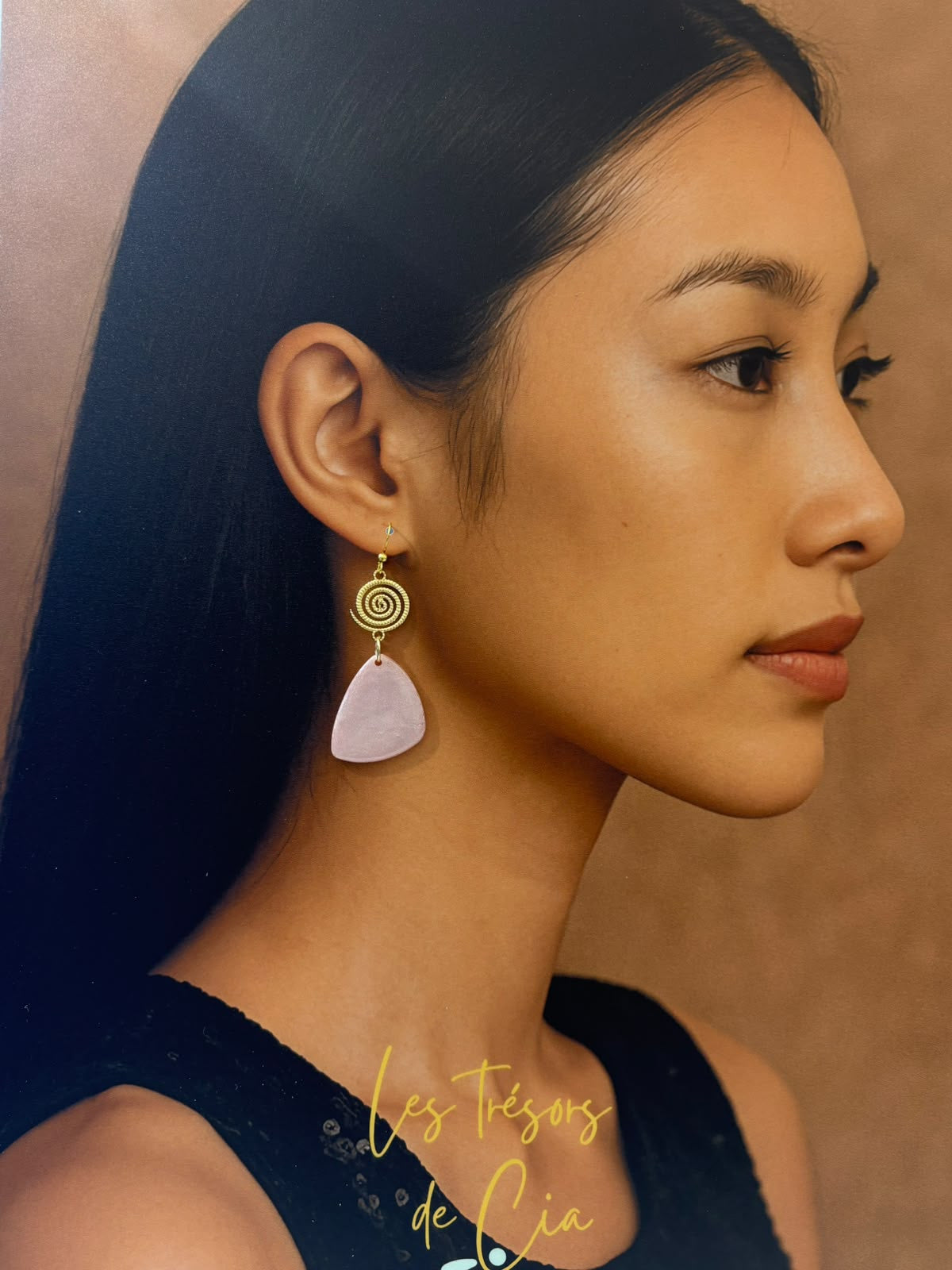 Boucles d'oreilles rosé nacré uni, pendant triangulaire aux angles arrondis suspendu sous une spirale dorée