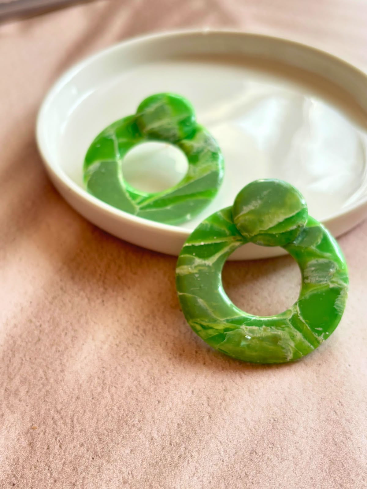 Boucle d'oreille anneau épais en argile polymère vert pomme vif, veines plus claires dans la matière et surface brillante, large trou central