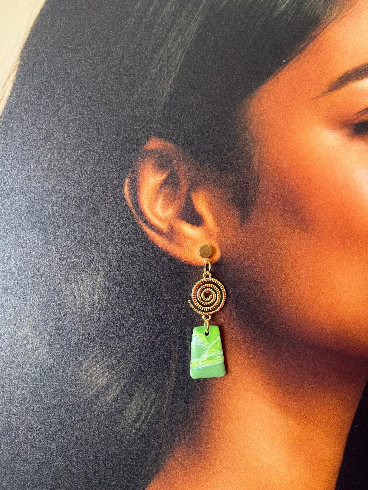Boucles d'oreilles vert anis marbré de blanc, pendant en trapèze aux angles arrondis sous une spirale dorée