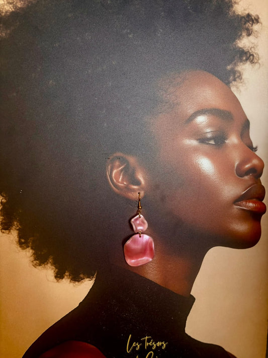 Boucles d'oreilles en argile polymère rose nacrée, deux pétales froissés aux contours souples suspendus à un crochet doré