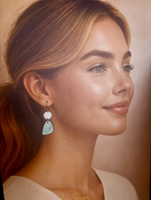 Boucles d'oreilles à crochet doré, petit disque pailleté argent et pendant triangle aux angles arrondis en argile polymère vert d'eau parsemée de paillettes argentées