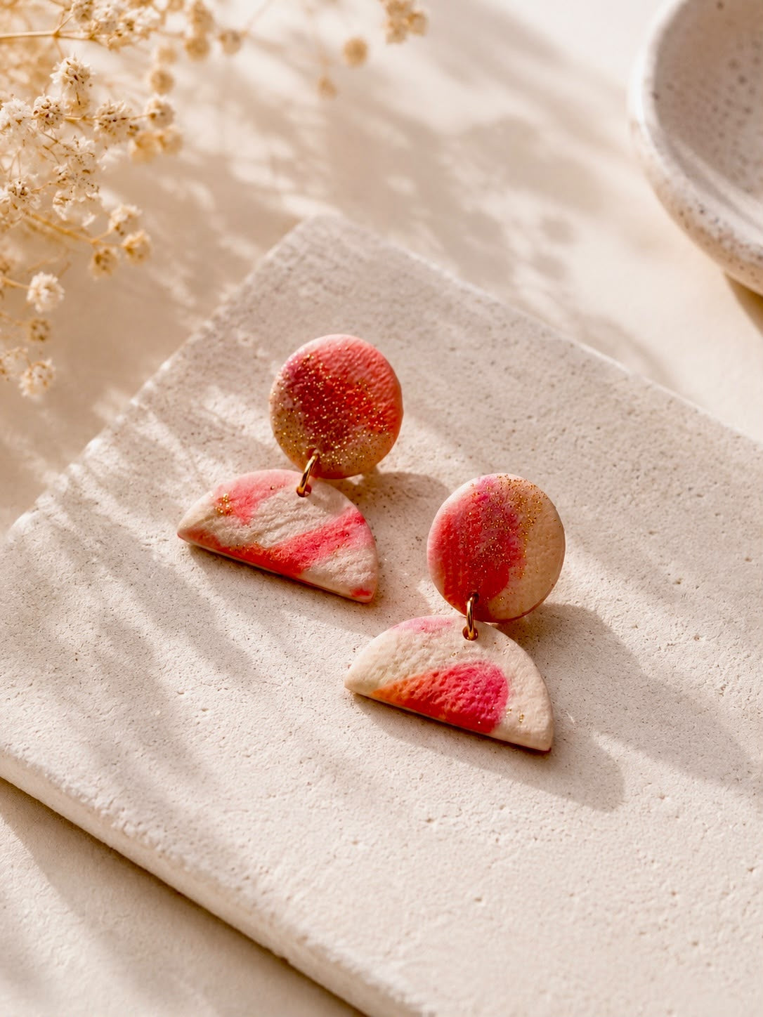 Boucle d'oreille demi-lune crème, corail et rose à paillettes dorées, sous une puce ronde