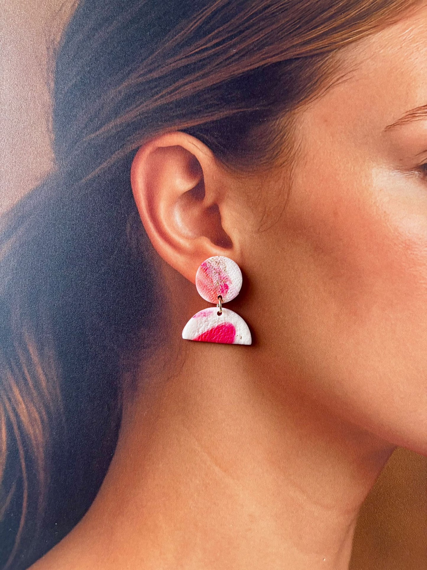 Boucle d'oreille demi-lune blanche à tache fuchsia et paillettes dorées, sous une puce ronde